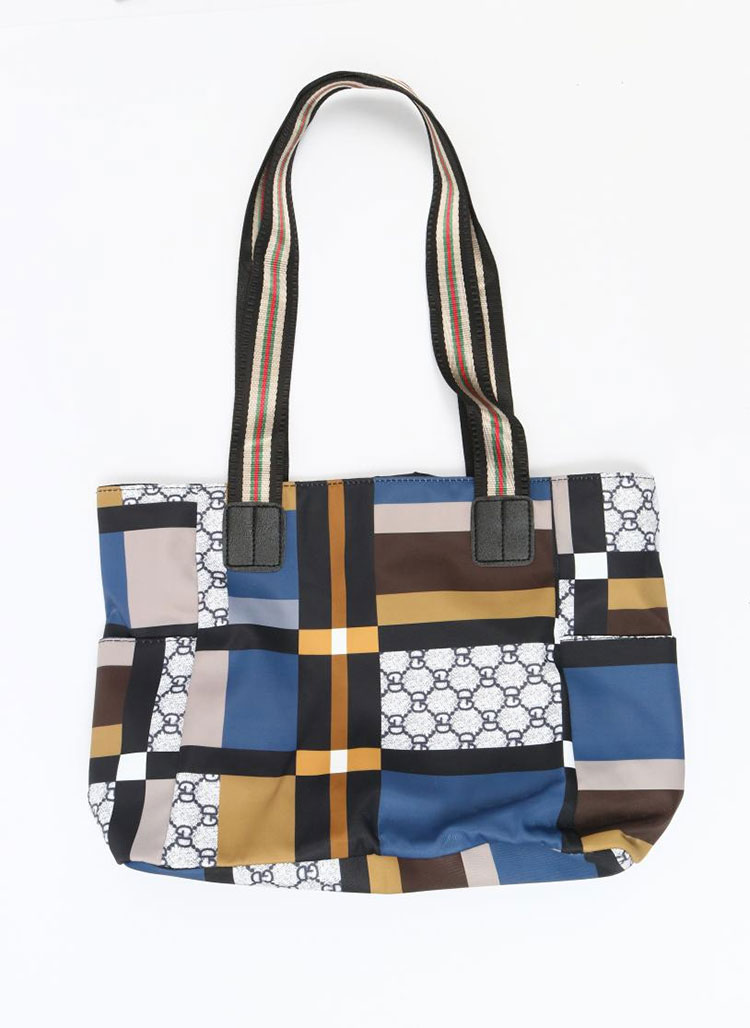 여행 중 큰 숄더백의 실용성